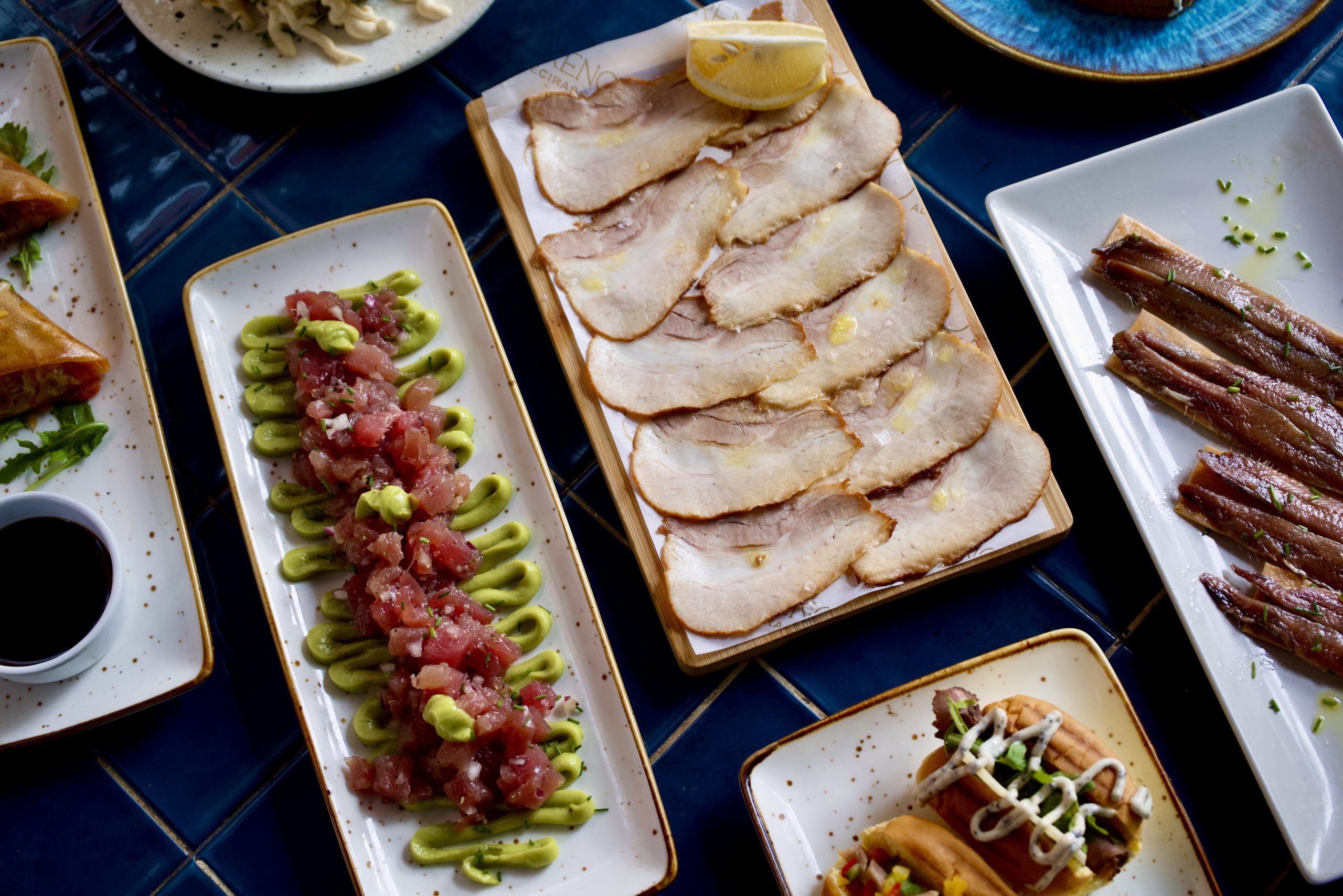 Mesa llena de platos en La Querencia