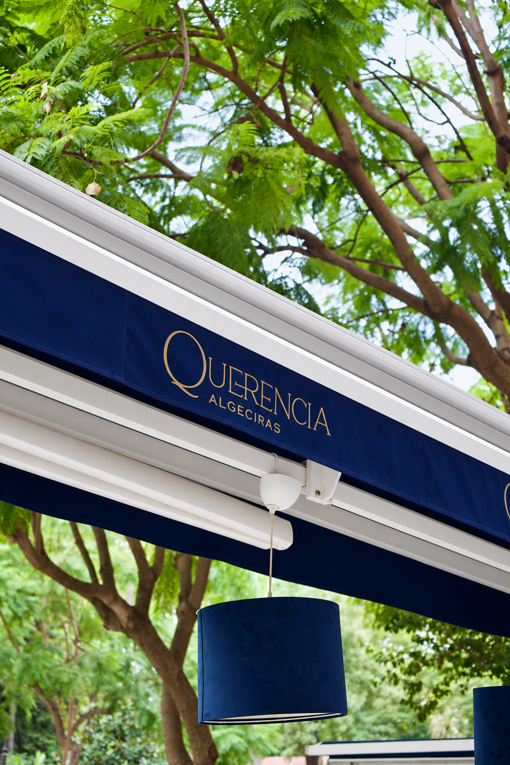 Terraza de Querencia bajo los árboles